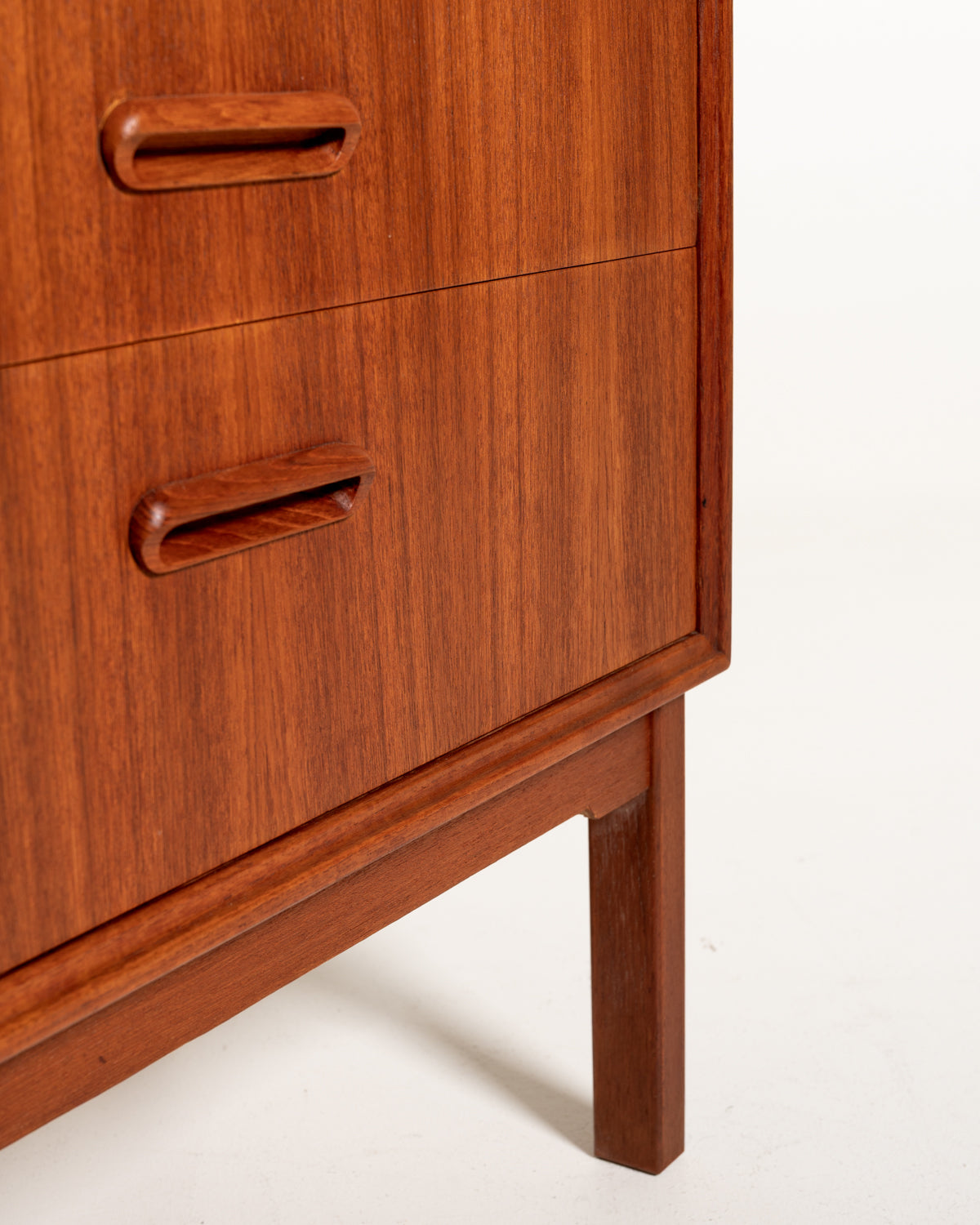 Cassettiera scandinava in teak a quattro cassetti