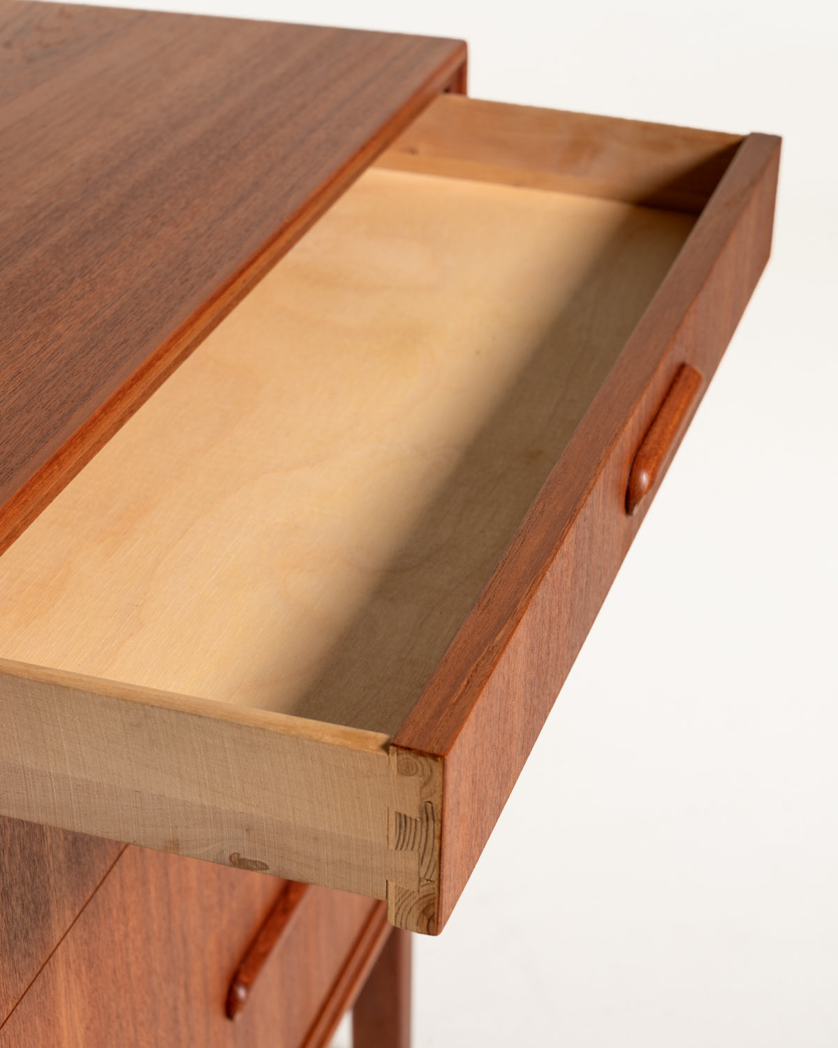 Cassettiera scandinava in teak a quattro cassetti