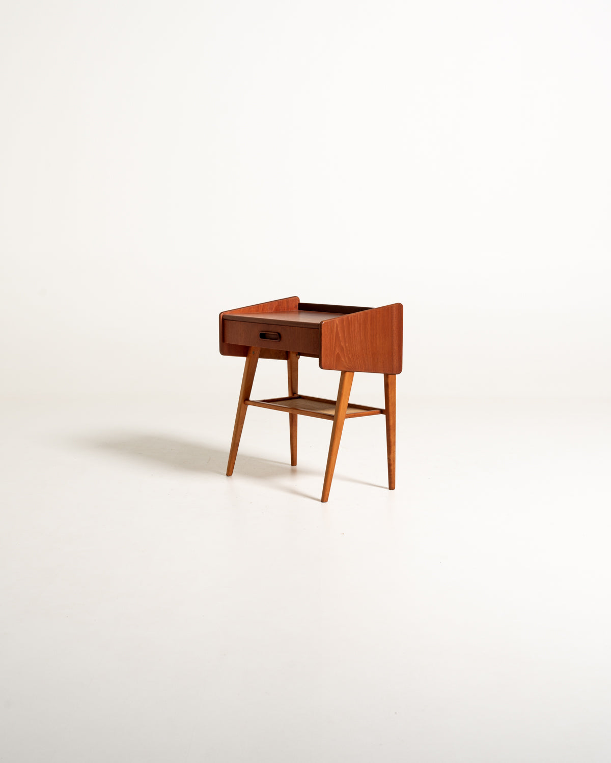 Comodino scandinavo in teak con ripiano