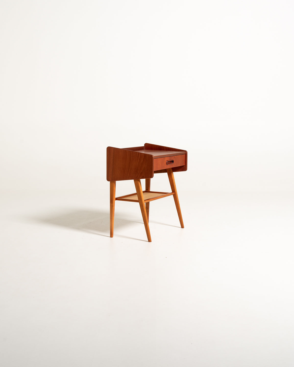 Comodino scandinavo in teak con ripiano