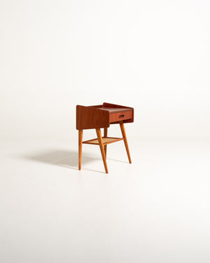 Comodino scandinavo in teak con ripiano