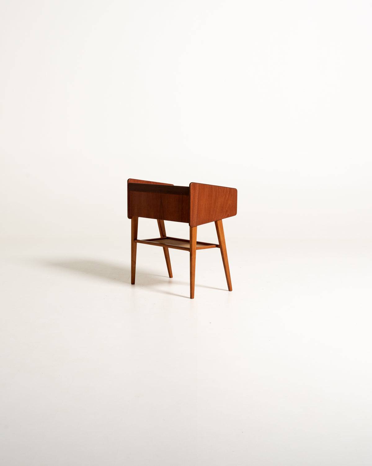 Comodino scandinavo in teak con ripiano