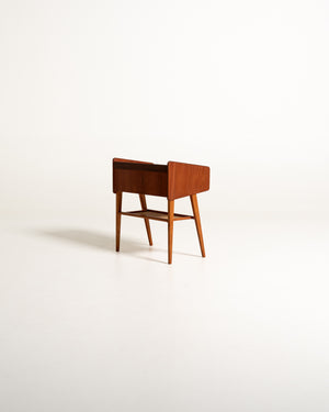 Comodino scandinavo in teak con ripiano