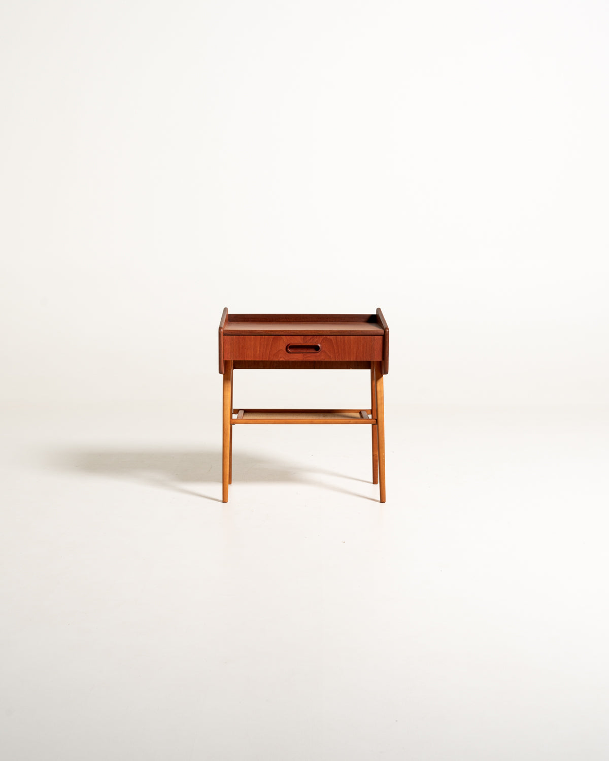 Comodino scandinavo in teak con ripiano