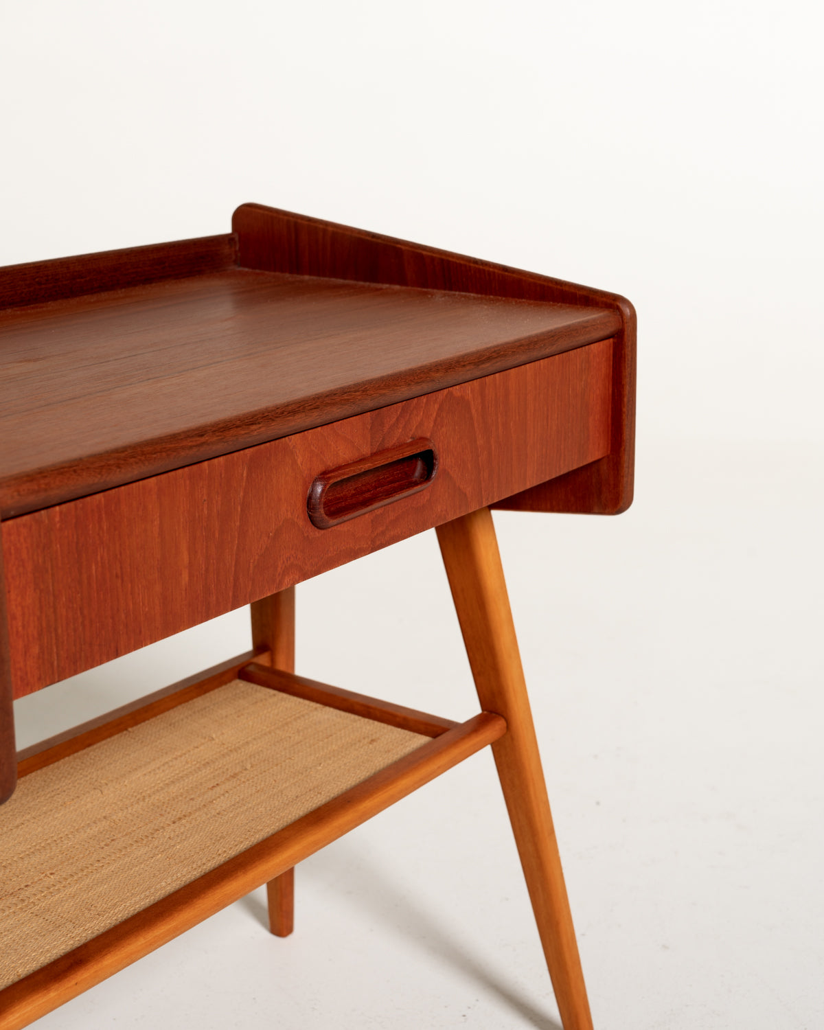 Comodino scandinavo in teak con ripiano