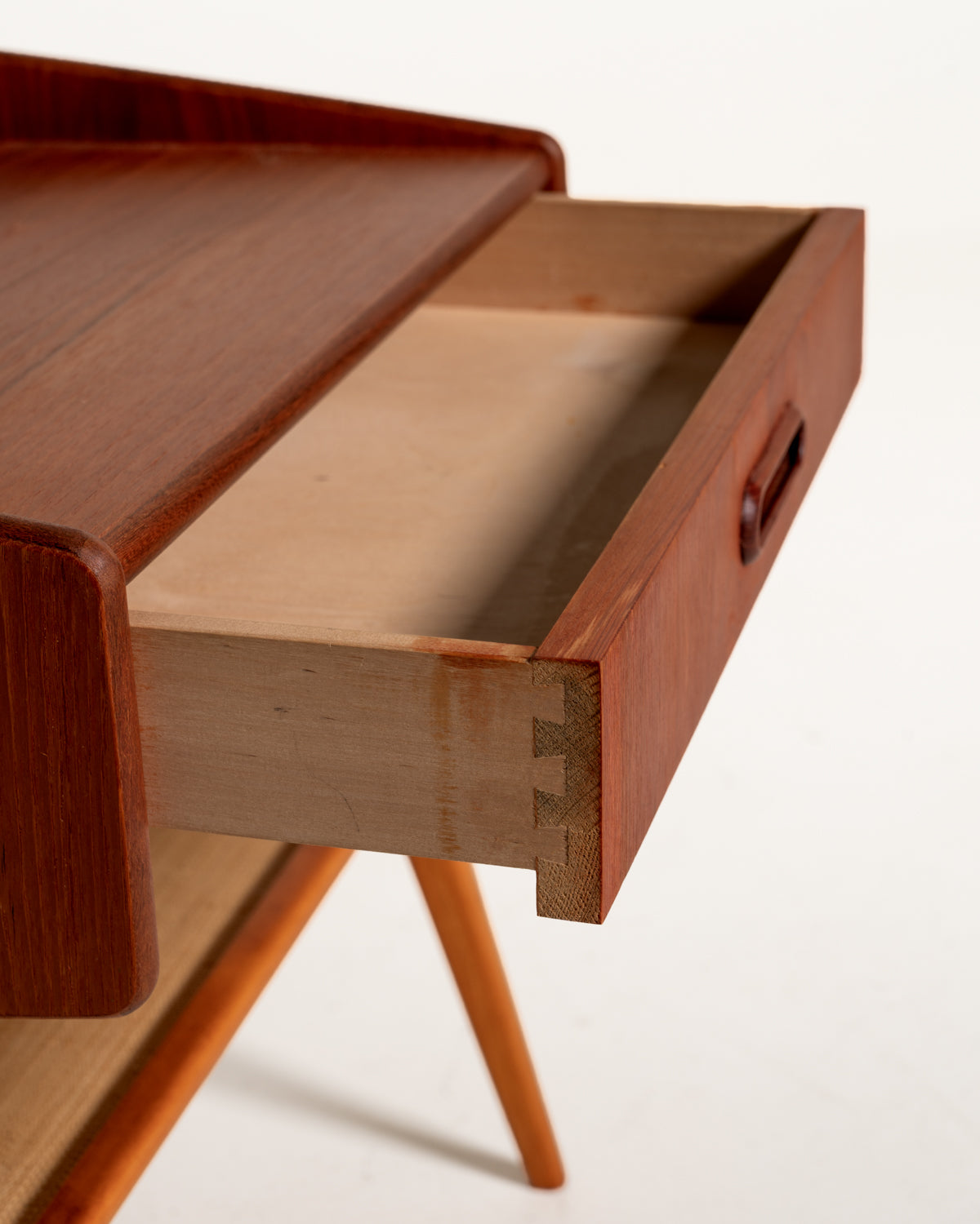 Comodino scandinavo in teak con ripiano