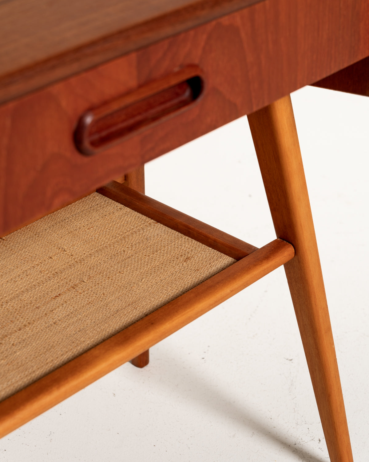 Comodino scandinavo in teak con ripiano