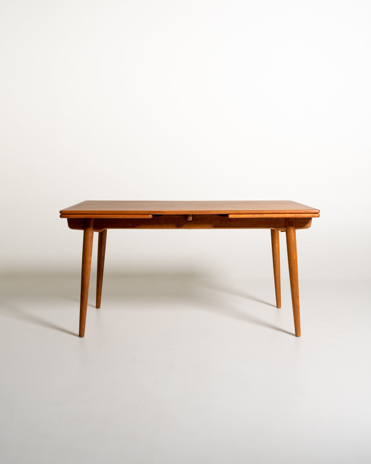 Tavolo “AT-312” di Hans J. Wegner per Andreas Tuck, anni ’50
