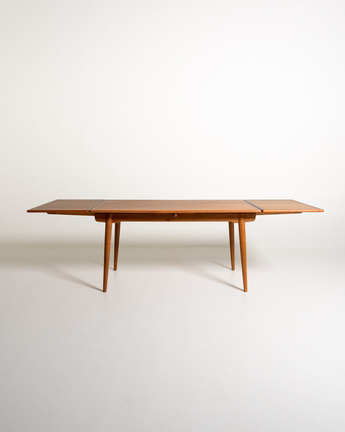Tavolo “AT-312” di Hans J. Wegner per Andreas Tuck, anni ’50