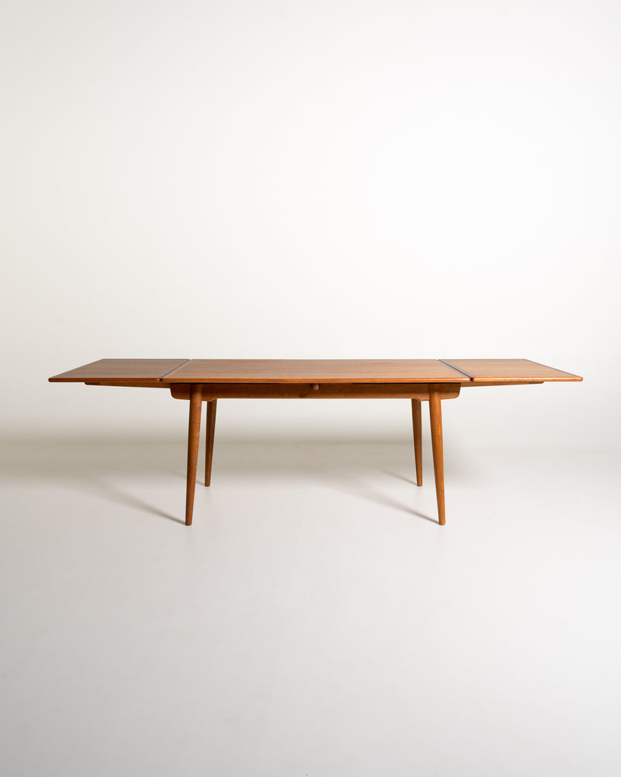 Tavolo “AT-312” di Hans J. Wegner per Andreas Tuck, anni ’50