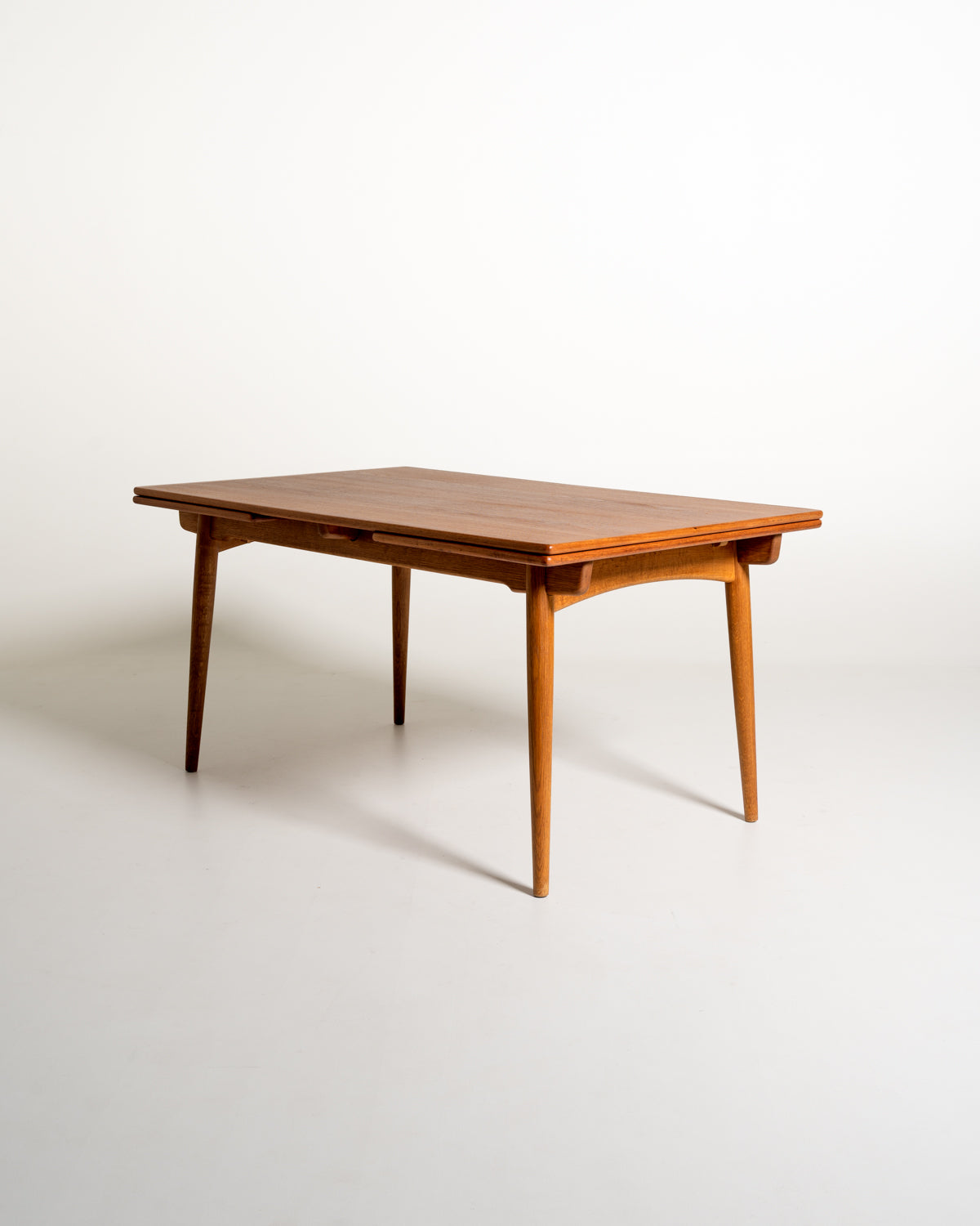 Tavolo “AT-312” di Hans J. Wegner per Andreas Tuck, anni ’50