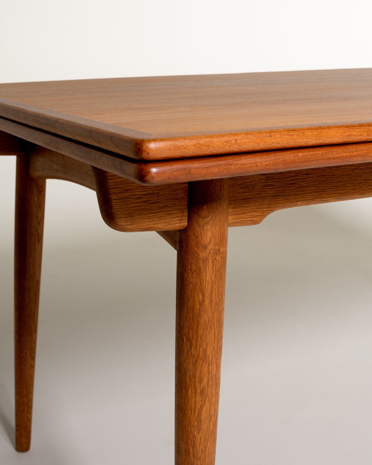 Tavolo “AT-312” di Hans J. Wegner per Andreas Tuck, anni ’50