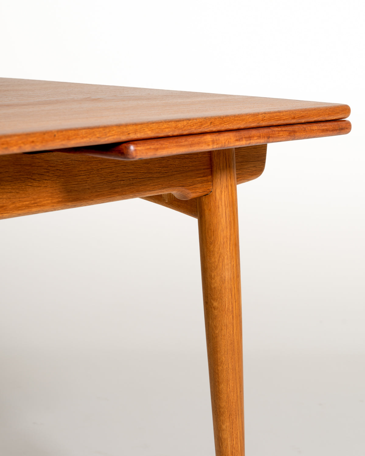 Tavolo “AT-312” di Hans J. Wegner per Andreas Tuck, anni ’50