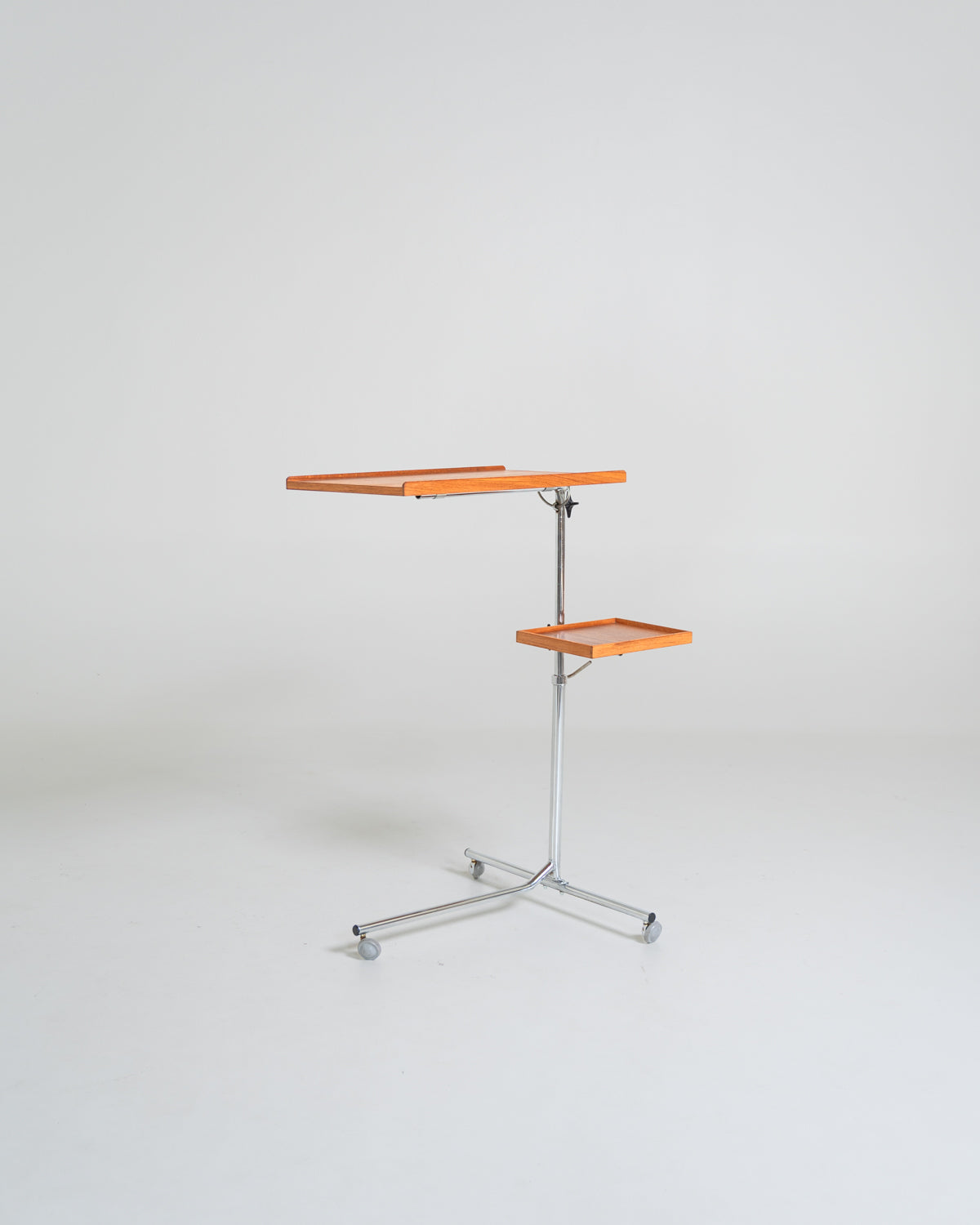Tavolino da lettura regolabile in teak e metallo cromato, Scandinavia, anni '50/'60