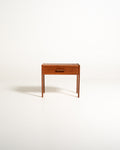 Comodino scandinavo in teak dalle linee razionaliste