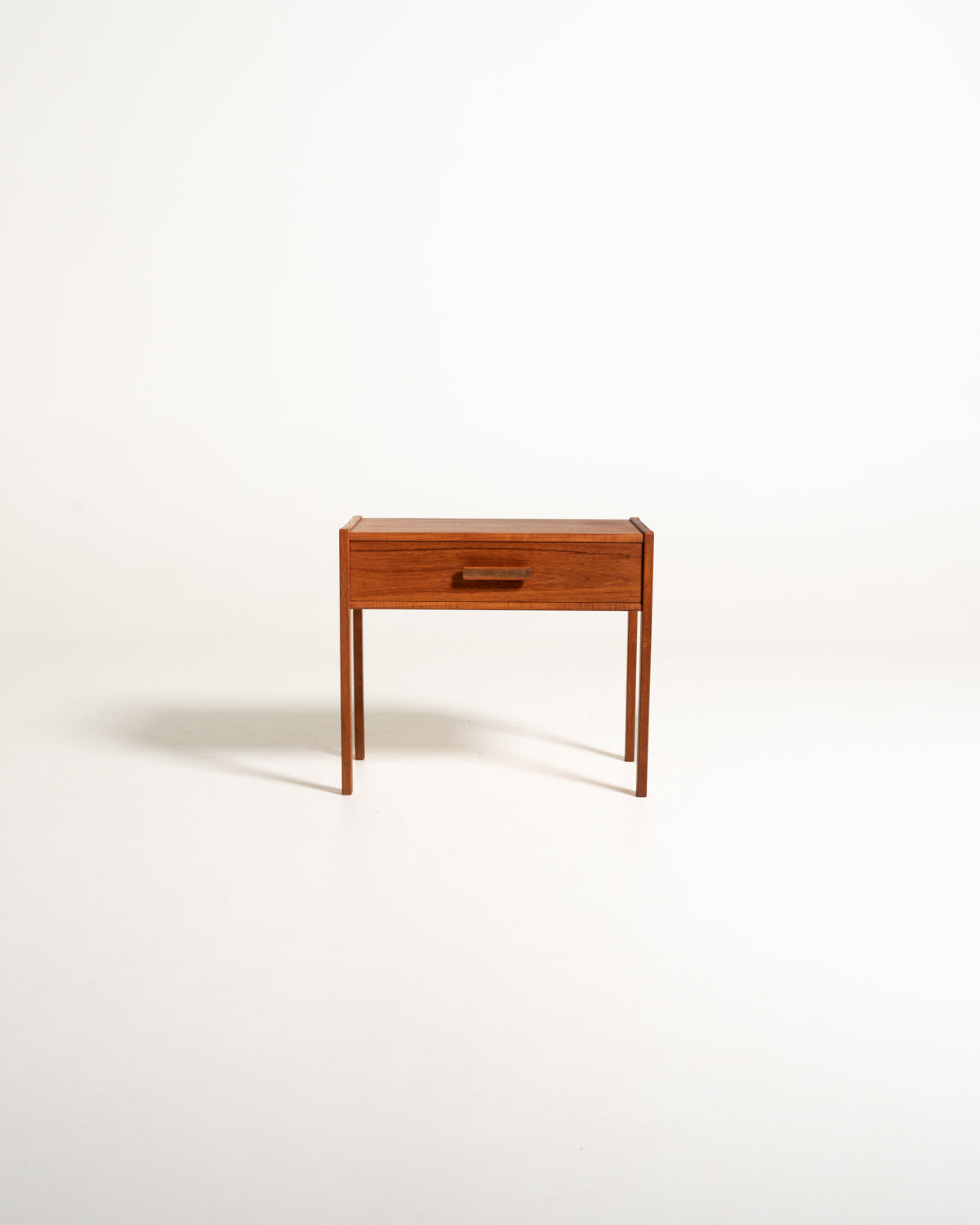 Comodino scandinavo in teak dalle linee razionaliste