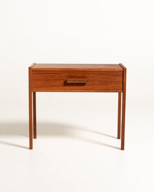 Comodino scandinavo in teak dalle linee razionaliste