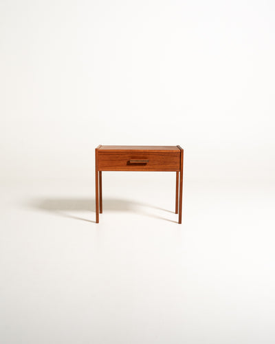 Comodino scandinavo in teak dalle linee razionaliste