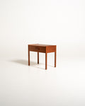 Comodino scandinavo in teak dalle linee razionaliste