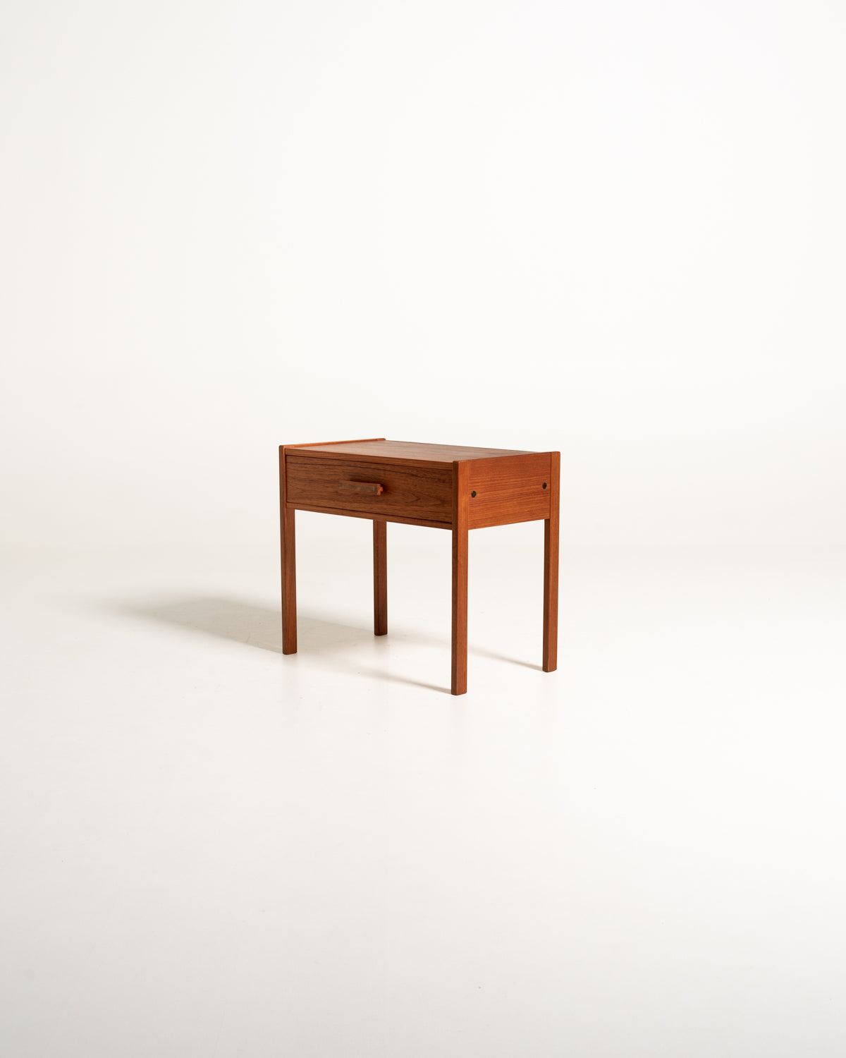 Comodino scandinavo in teak dalle linee razionaliste