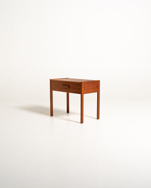 Comodino scandinavo in teak dalle linee razionaliste