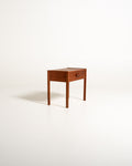 Comodino scandinavo in teak dalle linee razionaliste