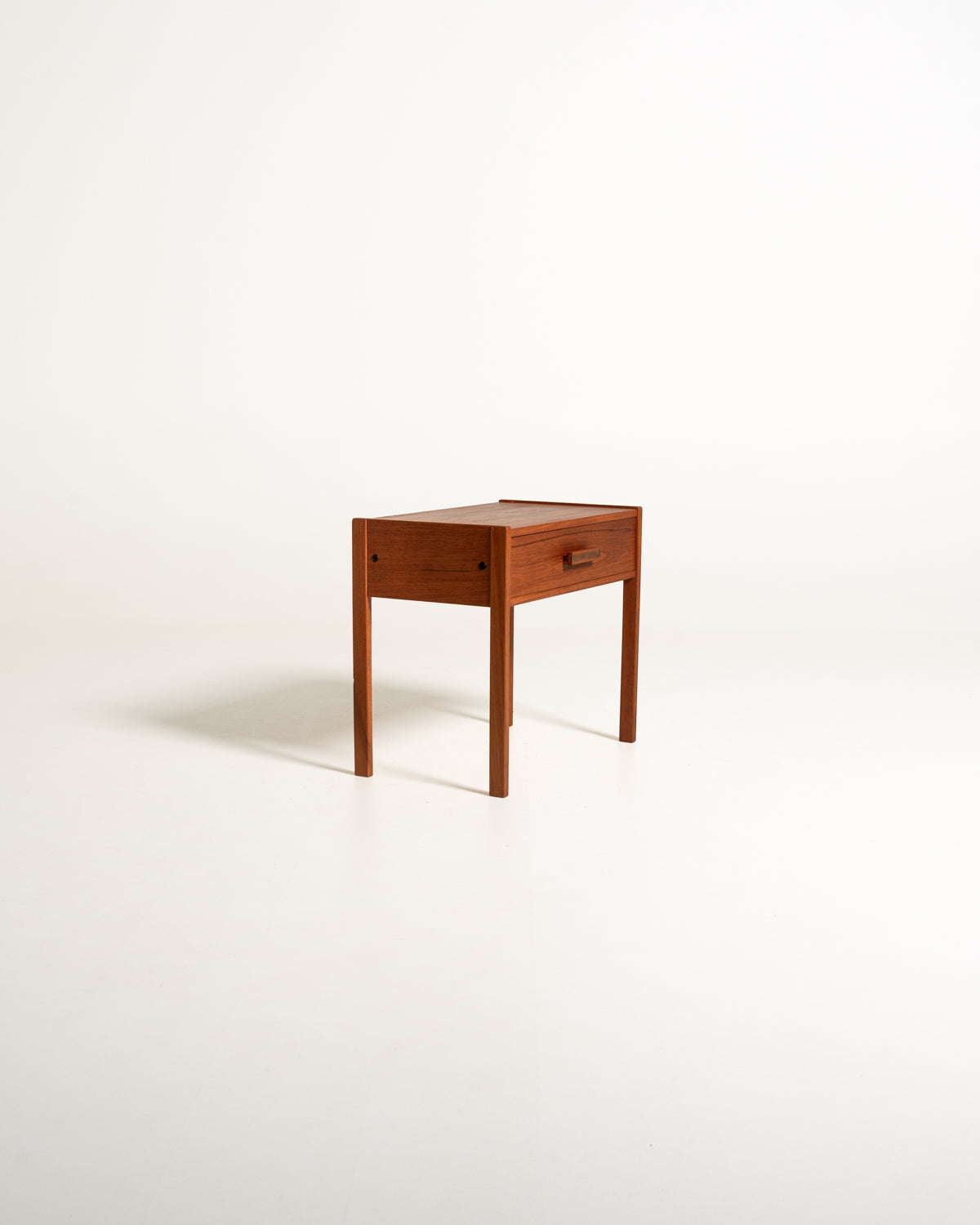 Comodino scandinavo in teak dalle linee razionaliste
