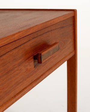 Comodino scandinavo in teak dalle linee razionaliste