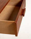 Comodino scandinavo in teak dalle linee razionaliste
