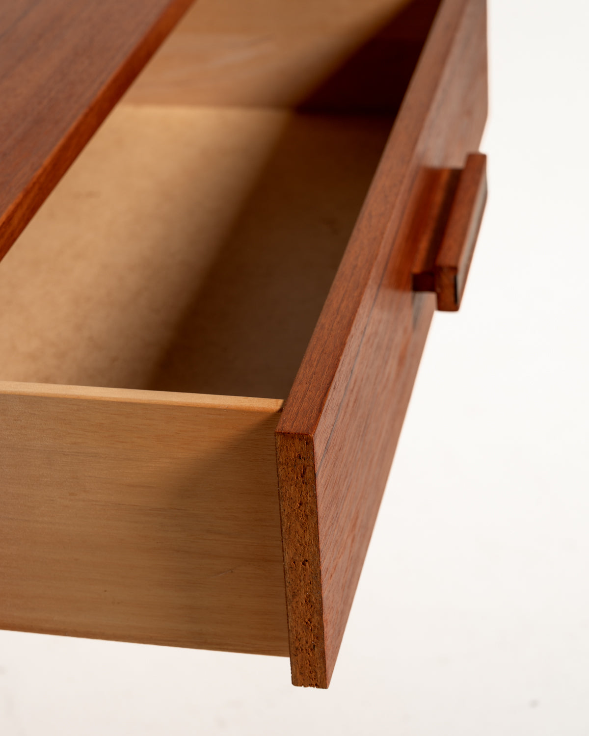Comodino scandinavo in teak dalle linee razionaliste