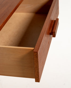 Comodino scandinavo in teak dalle linee razionaliste