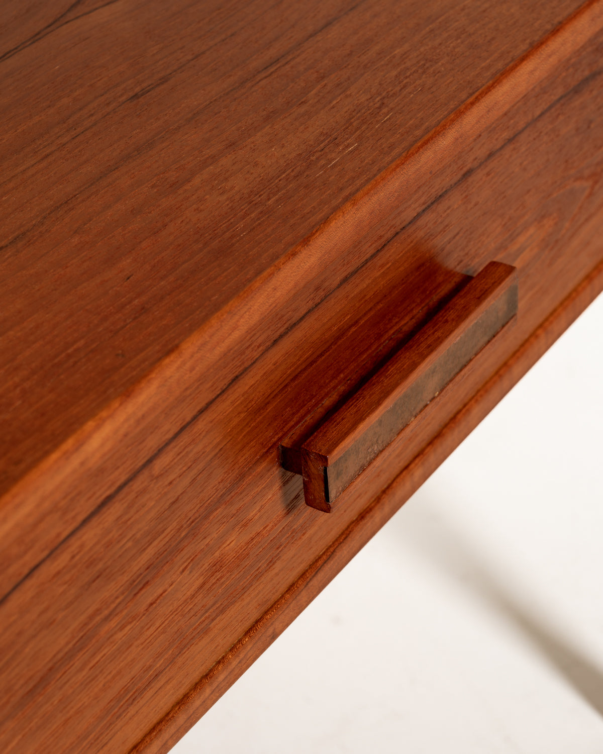 Comodino scandinavo in teak dalle linee razionaliste