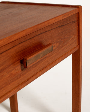 Comodino scandinavo in teak dalle linee razionaliste