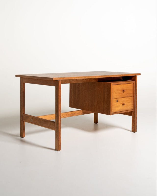 Scrivania “GE-125” di Hans J. Wegner per GETAMA, anni ’60