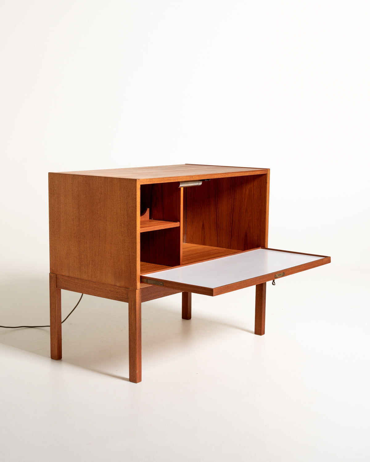 Mobile bar in teak con anta a ribalta, Scandinavia, anni ’60