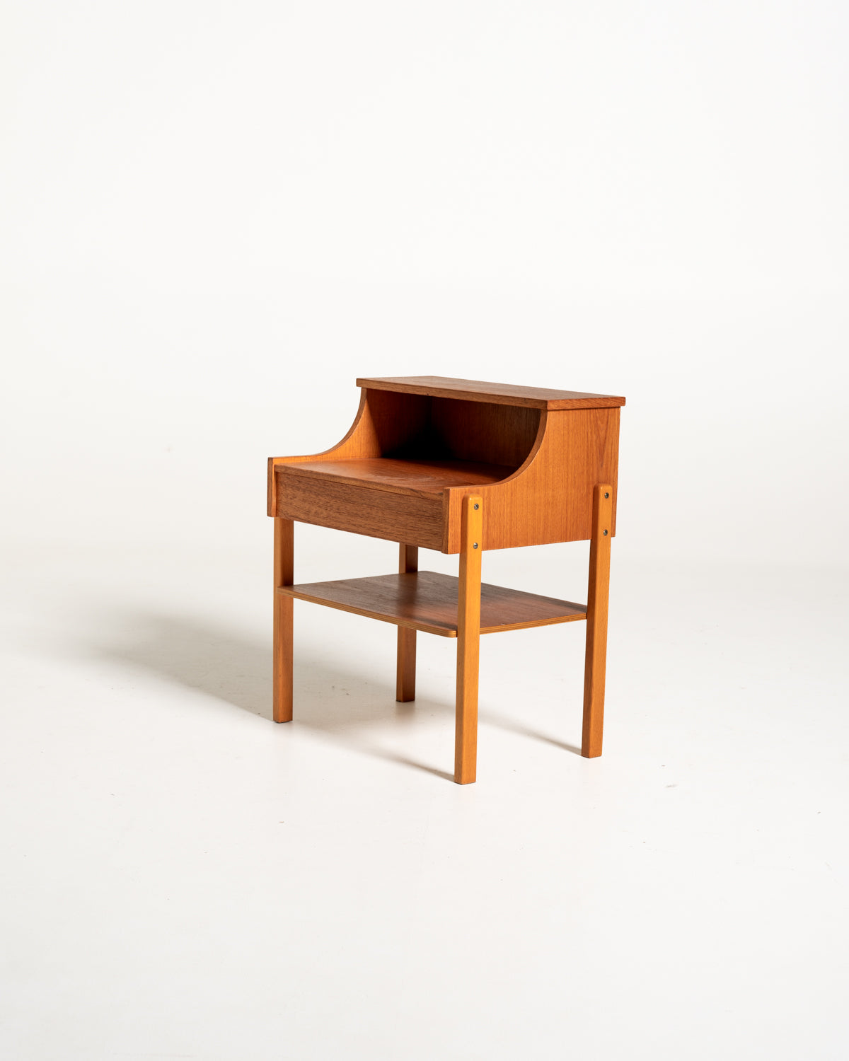 Comodino svedese in teak e faggio di AB Carlström & Co Möbelfabrik, anni ’60