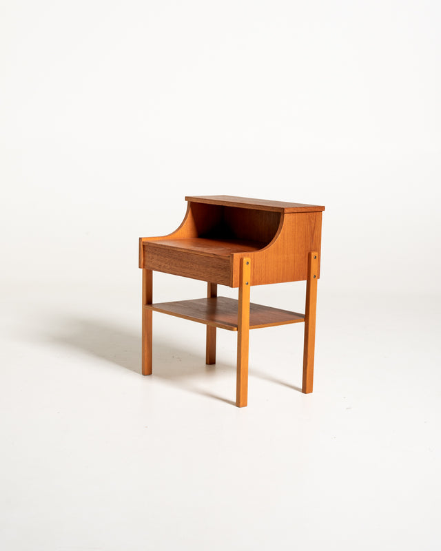 Comodino svedese in teak e faggio di AB Carlström & Co Möbelfabrik, anni ’60