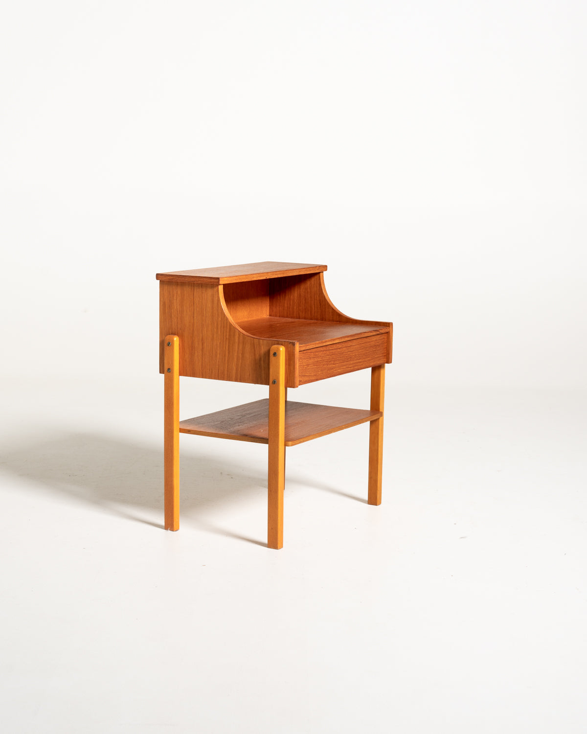 Comodino svedese in teak e faggio di AB Carlström & Co Möbelfabrik, anni ’60