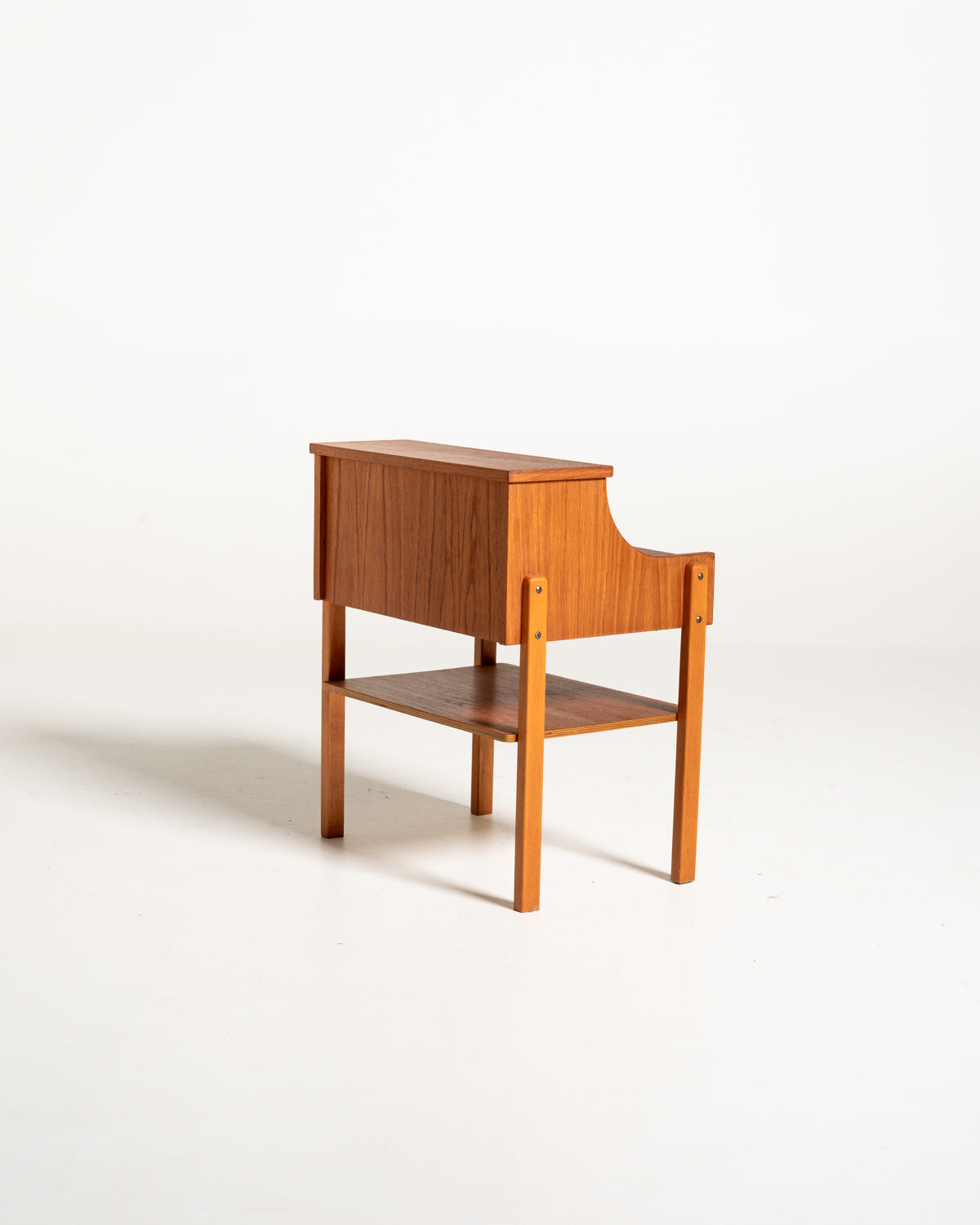 Comodino svedese in teak e faggio di AB Carlström & Co Möbelfabrik, anni ’60