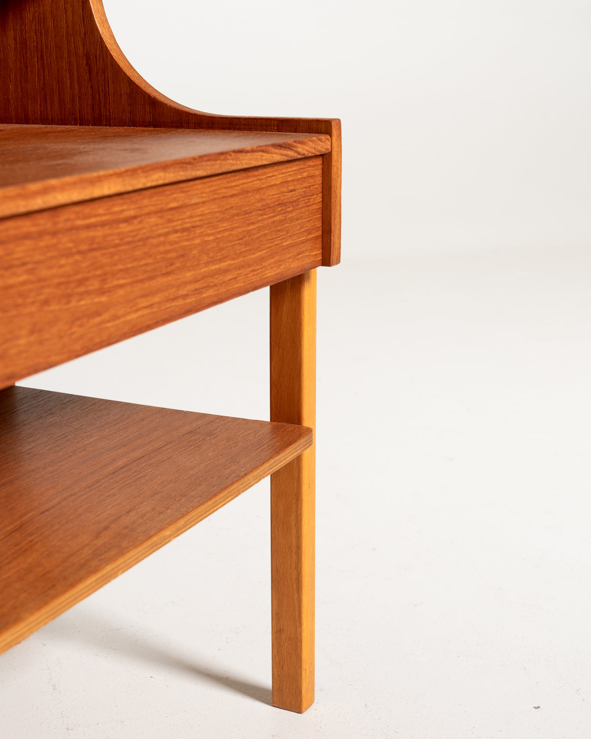 Comodino svedese in teak e faggio di AB Carlström & Co Möbelfabrik, anni ’60