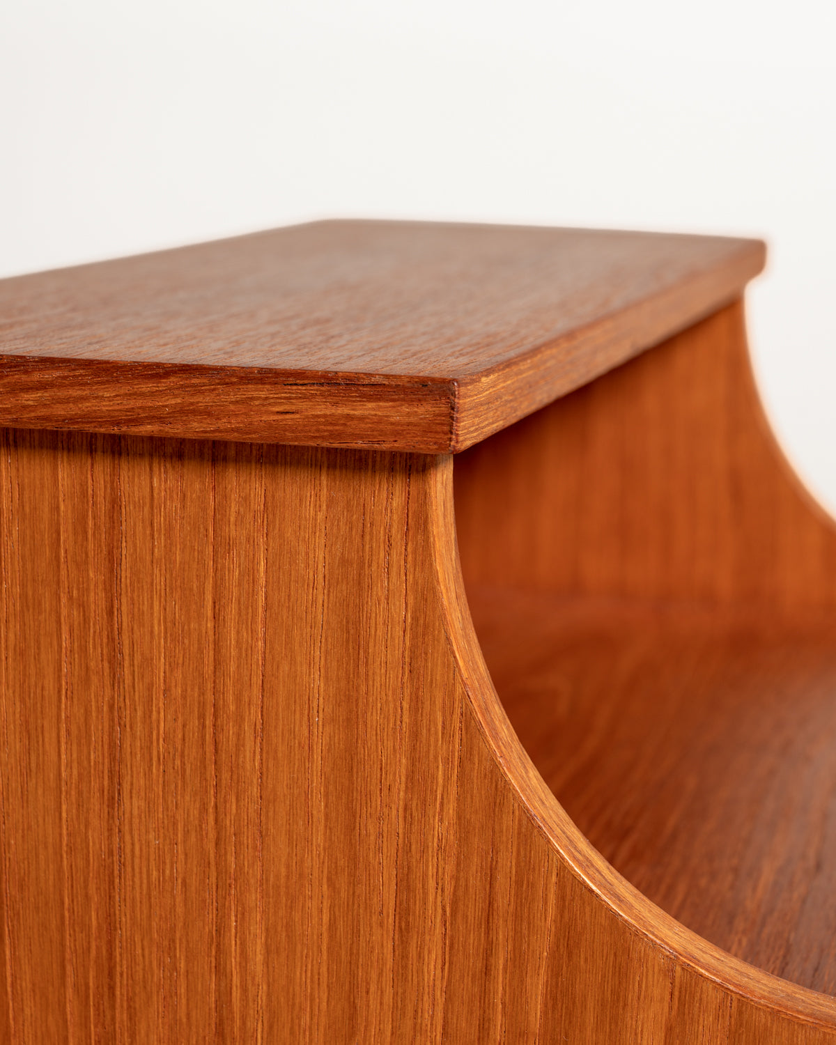 Comodino svedese in teak e faggio di AB Carlström & Co Möbelfabrik, anni ’60
