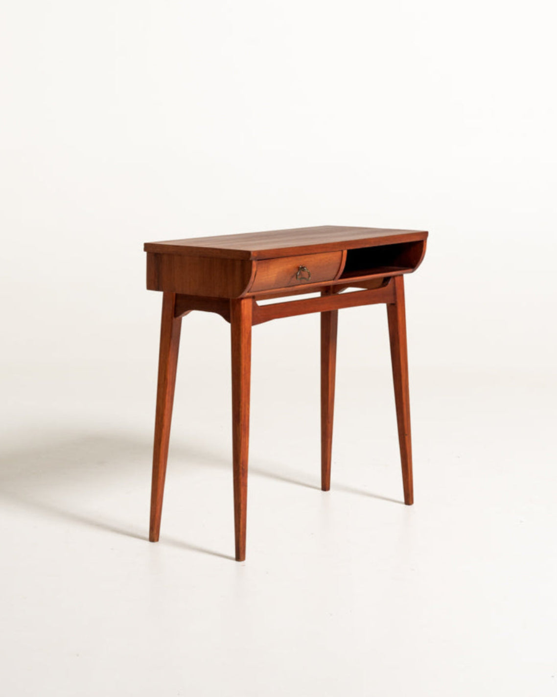 Comodino scandinavo con cassetto e vano aperto