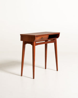 Comodino scandinavo con cassetto e vano aperto