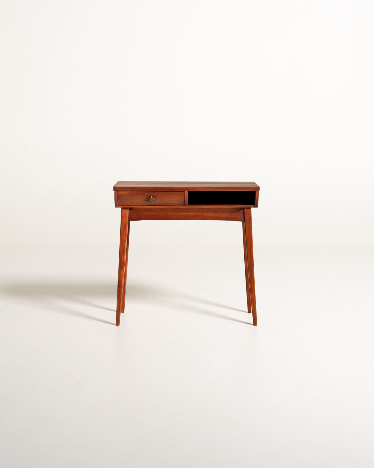 Comodino scandinavo con cassetto e vano aperto