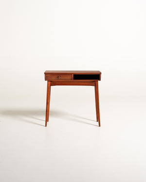 Comodino scandinavo con cassetto e vano aperto