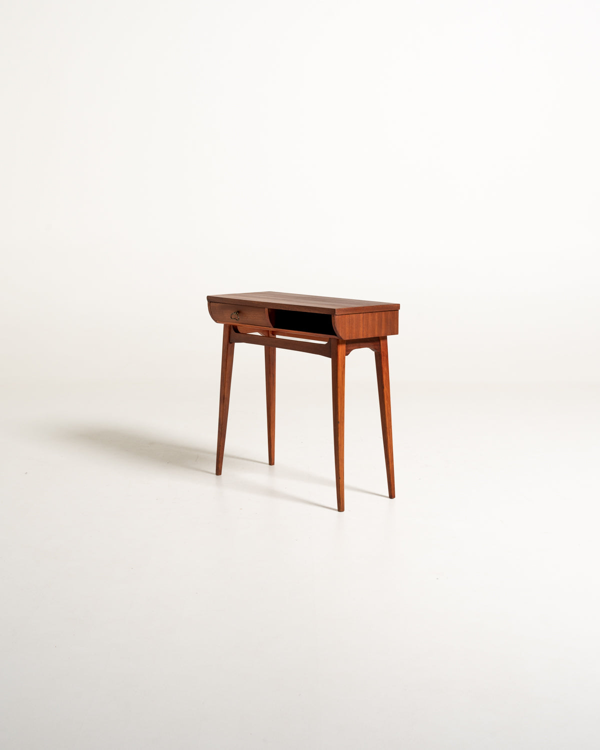 Comodino scandinavo con cassetto e vano aperto