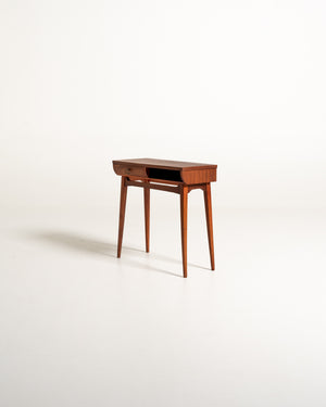 Comodino scandinavo con cassetto e vano aperto