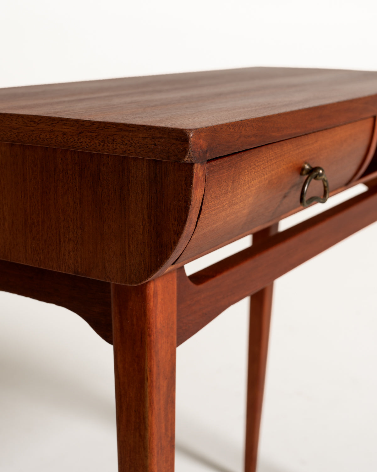 Comodino scandinavo con cassetto e vano aperto