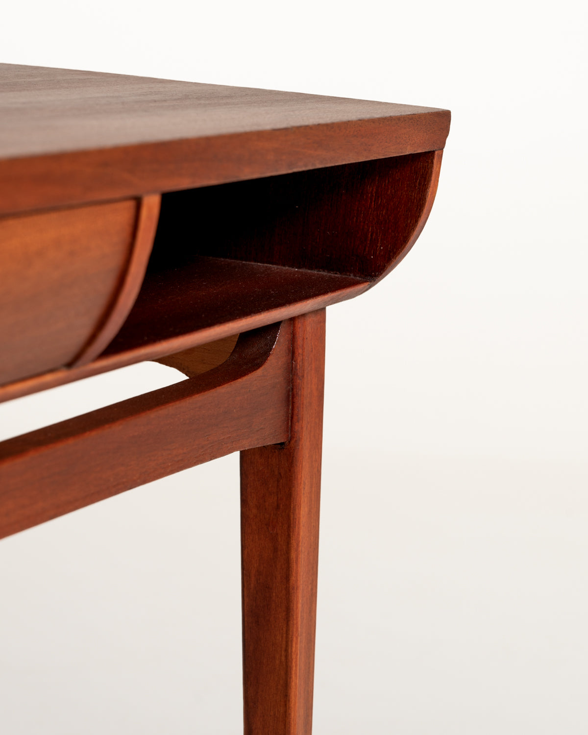 Comodino scandinavo con cassetto e vano aperto