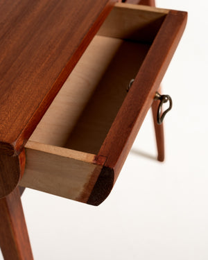 Comodino scandinavo con cassetto e vano aperto